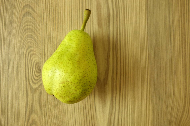 Φρέσκο ώριμο βιολογικό αχλάδι σε ξύλινο φόντο - Φωτογραφία, εικόνα