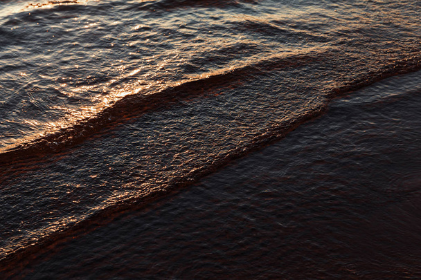 Μικρά κύματα σε διαφορετικά ήρεμα νερά  - Φωτογραφία, εικόνα