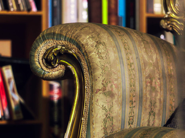elegante sofá vintage y libros
 - Foto, imagen