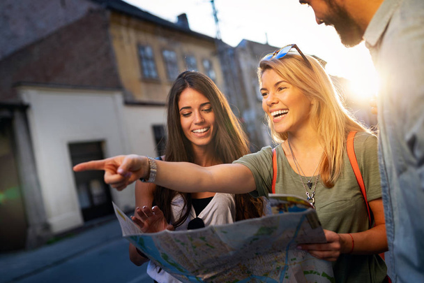 Amistad, viajes, vacaciones, verano y concepto de personas. Grupo de amigos sonrientes viajando
 - Foto, Imagen
