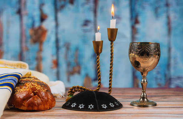 Tuore kotitekoinen enge viini ja kynttilät pyhää sapattia varten
 - Valokuva, kuva