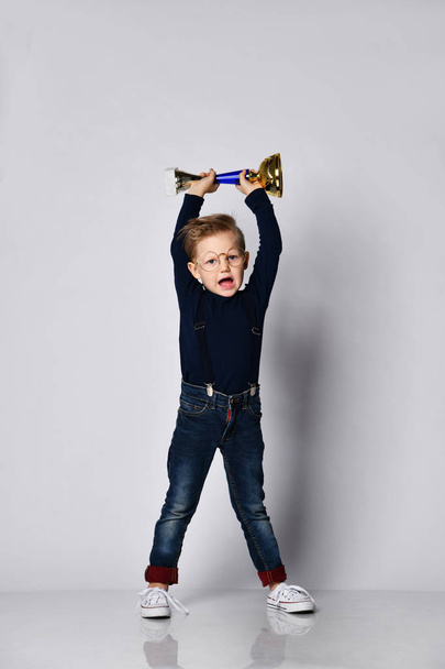Little boy celebrates his golden trophy - Foto, afbeelding