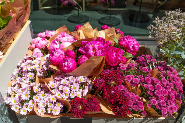 Bloemen samenstelling. Mooie kleurrijke bloemen in bloemenwinkel - Foto, afbeelding