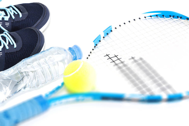 Raquette de tennis sur fond blanc. fusée, boule, bouteille d'eau
. - Photo, image