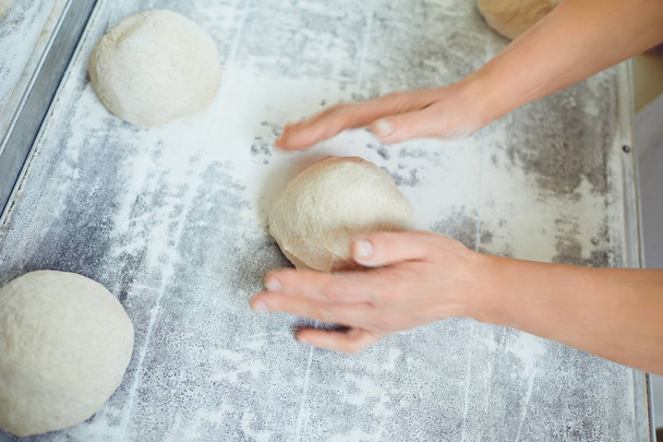 Hands preparing the dough for baking bread in the bakery. - Foto, Bild