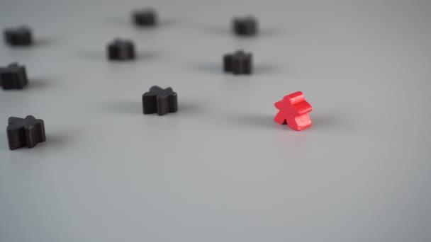 Ruka odstraní červenou postavu z prostředí černých postav na šedém povrchu. Koncept odvolání vedoucího týmu - Záběry, video