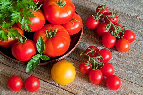Fresh organic tomatoes on a wooden table - Zdjęcie, obraz