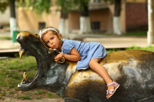 Kolmivuotiaan tytön muotokuva kesäleikkikentällä
 - Valokuva, kuva