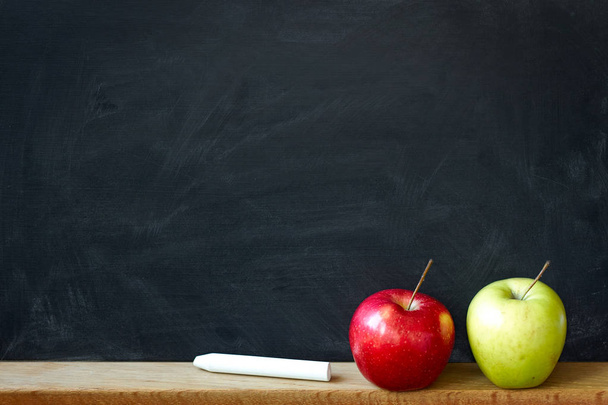 Вернемся к школьной концепции, черная доска крупным планом из меловых пятен, доска из красного и зеленого яблок, селективная фокусировка, копирайтинг
 - Фото, изображение