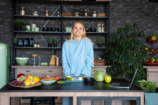 Beautiful young girl posing in the kitchen - Foto, afbeelding