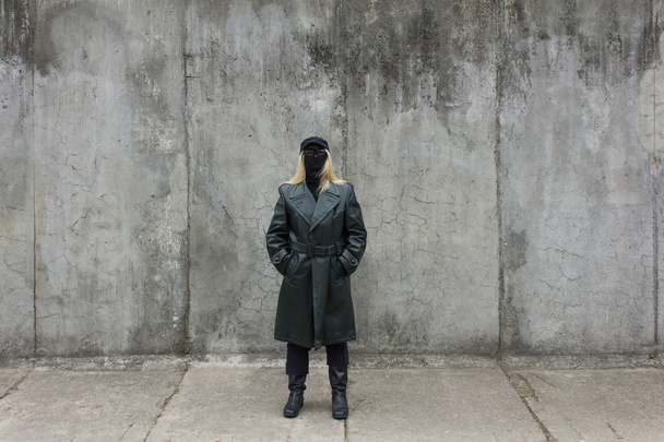 Mulher loira mascarada em casaco de couro
 - Foto, Imagem