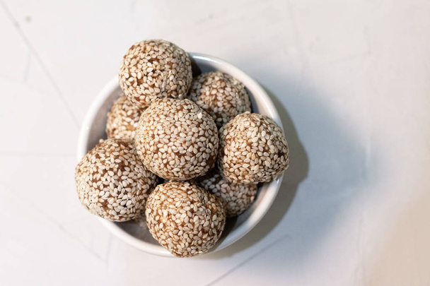 Zelfgemaakte snoep energie ballen gemaakt van Superfoods zoals zaden, noten en gedroogde vruchten. Gezonde snack, rauw dessert en superfood. Met ruimte voor tekst - Foto, afbeelding
