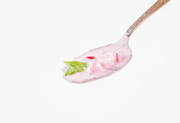 Cold borscht (chlodnik) - traditional Lithuanian cold soup with radish, parsley and dill  eaten with a spoon - Foto, Imagen