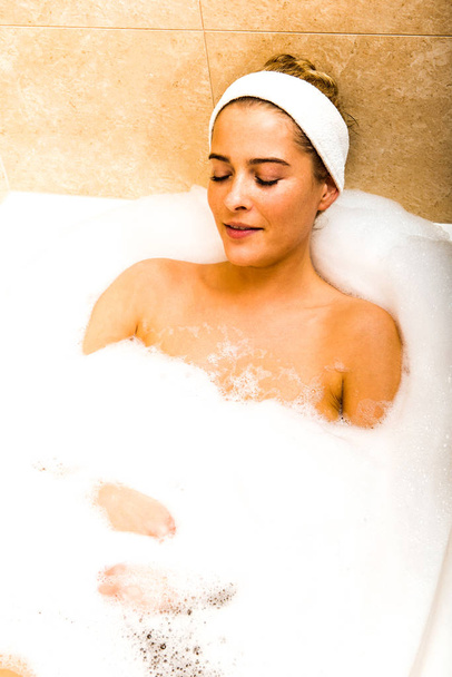 Bathing woman pampering body - 写真・画像