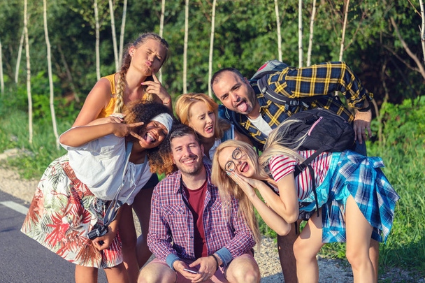 Multifaji évezredes barátok figyelembe selfie vicces arcok-boldog fiatal emberek utazási kaland szórakozik együtt-barátság koncepció elleni rasszizmus emberek kötés és megosztása pillanatok - Fotó, kép