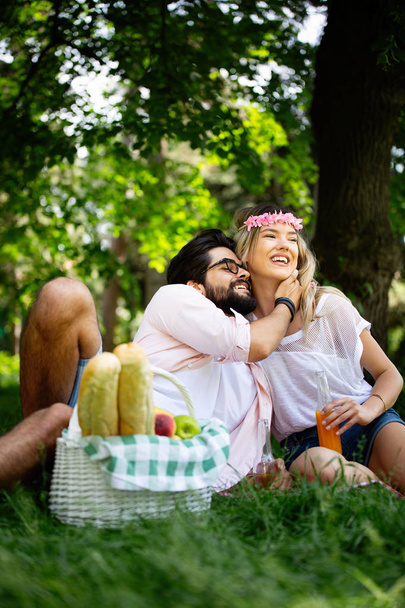 Happy young couple enjoying a day in the park together - Foto, imagen