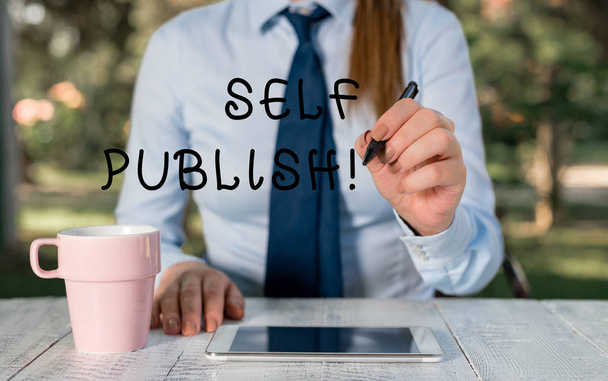 Kirjoitan muistiinpanoa Self Publishista. Business valokuva esittelee kirjailija julkaista pala niistä toimivat itsenäisesti omalla kustannuksellaan Nainen liiketoiminnan henkilö istuu pöydässä ja tilalla matkapuhelin
. - Valokuva, kuva