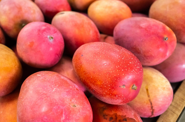 punaiset pinot mango hedelmät
 - Valokuva, kuva