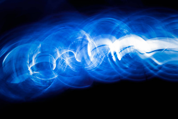 Ondas sonoras en la oscuridad en color azul
 - Foto, Imagen