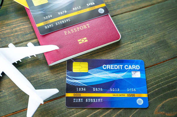 Passeport avec carte de crédit sur bureau en bois
 - Photo, image