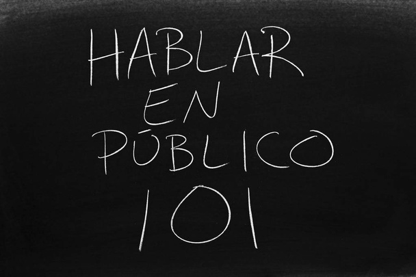A szavak hablar en Pblico 101 egy táblán krétával. Fordítás: nyilvános beszéd 101 - Fotó, kép
