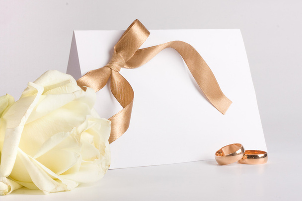Обручальные кольца и приглашение с розой
 - Фото, изображение
