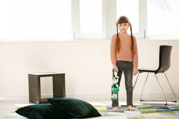 Mała dziewczynka z zaburzeniami autystycznym w domu - Zdjęcie, obraz
