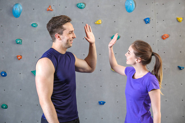 Genç çift tırmanma spor salonunda birbirlerine yüksek beşlik veriyor - Fotoğraf, Görsel