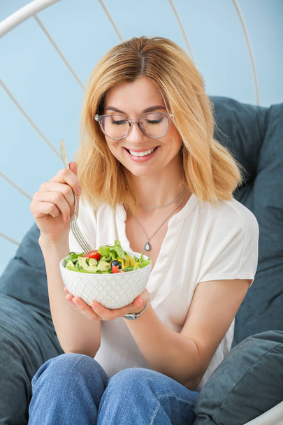 Nainen syö terveellistä kasvissalaattia kotona
 - Valokuva, kuva