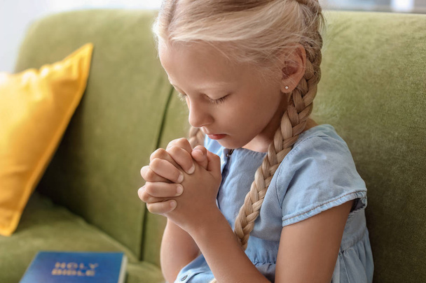 Meisje bidden thuis - Foto, afbeelding