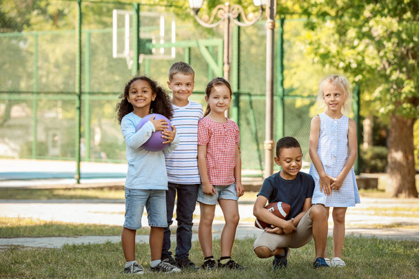 Группа милых маленьких детей в парке
 - Фото, изображение