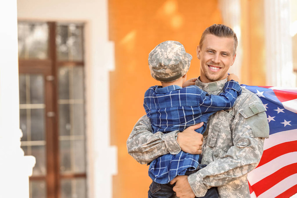 Feliz militar con su hijo al aire libre
 - Foto, Imagen