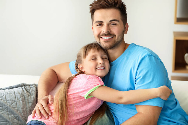 Retrato de padre feliz con hija en casa
 - Foto, Imagen