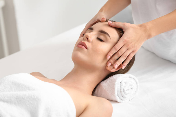 Jovem mulher fazendo massagem facial no salão de beleza - Foto, Imagem