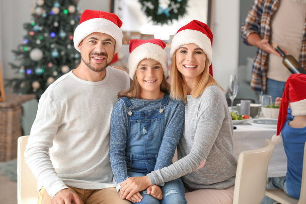 Ευτυχισμένη οικογένεια κατά τη διάρκεια των Χριστουγέννων πάρτι στο σπίτι - Φωτογραφία, εικόνα