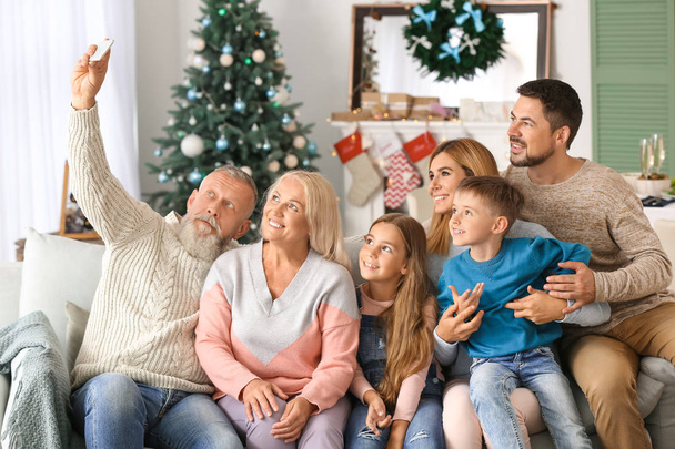 Šťastná rodina si bere pokoj vyzdobený na Vánoce - Fotografie, Obrázek
