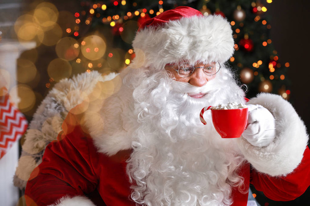 Weihnachtsmann trinkt an Heiligabend heiße Schokolade - Foto, Bild