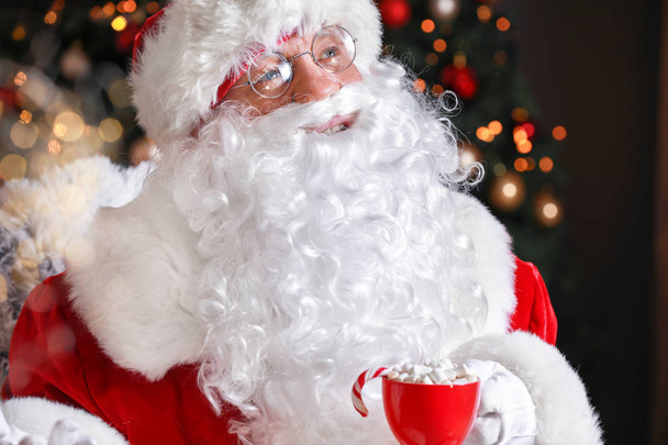 Święty Mikołaj picie gorącej czekolady w Wigilię - Zdjęcie, obraz