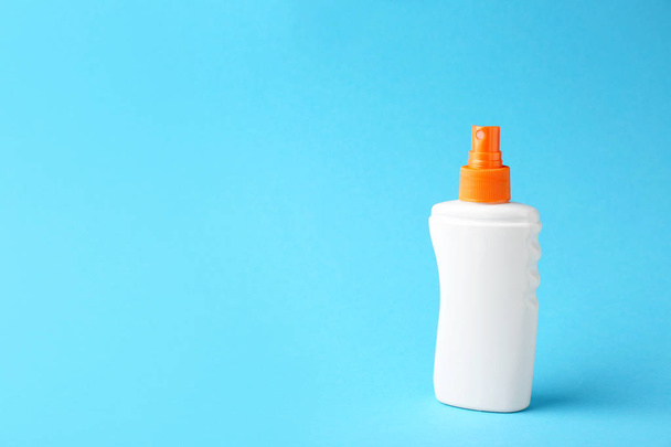 Бутылка крема для защиты от солнца на цветном фоне
 - Фото, изображение