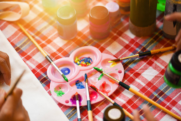 ecsetek paletta és akvarell festékek az asztalra-Art e - Fotó, kép
