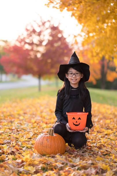 Портрет маленькой азиатской девочки в костюме ведьмы
 - Фото, изображение