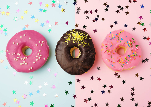 pyöreitä donitseja eri täytettä ja strösseleitä
  - Valokuva, kuva