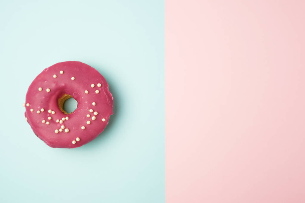 ganzer runder roter Donut  - Foto, Bild