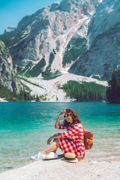 Nainen istuu rannalla vuoren järven kesäkaudella
 - Valokuva, kuva