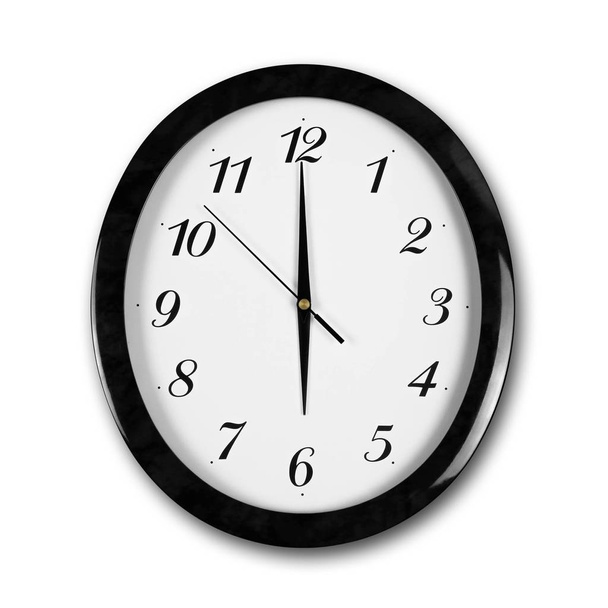 Большие круглые белые настенные часы с черной рамой. Руки указывают t
 - Фото, изображение