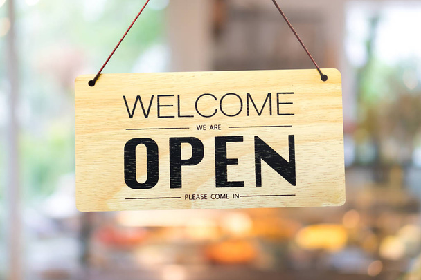 Un panneau d'affaires qui dit Ouvrir sur un café ou un restaurant accrocher à la porte à l'entrée. - Photo, image