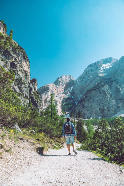 giovane con zaino a piedi in montagna sentiero nella giornata di sole
 - Foto, immagini