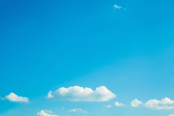 błękitne niebo tło z chmurami - Zdjęcie, obraz