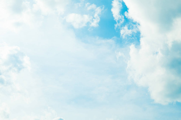 fond bleu ciel avec nuages - Photo, image