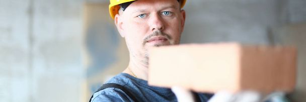 Trabalhador sério de chapéu duro
 - Foto, Imagem